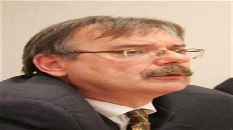 Ντέιβιντ Μπιρς: Ο Άνθρωπος Πίσω από τις Υποβαθμίσεις της Standard and Poor’s